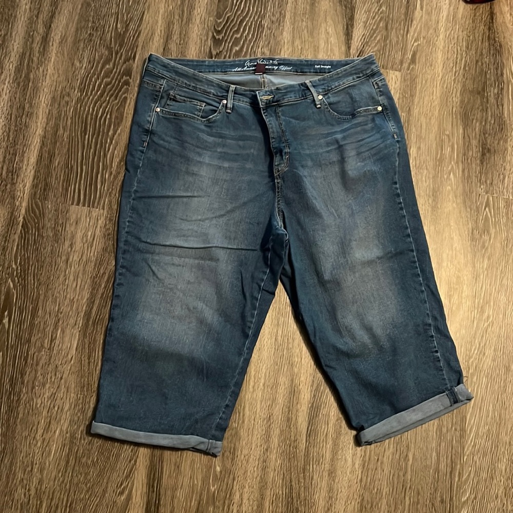 NWOT! Gloria Vanderbilt slimming Capri